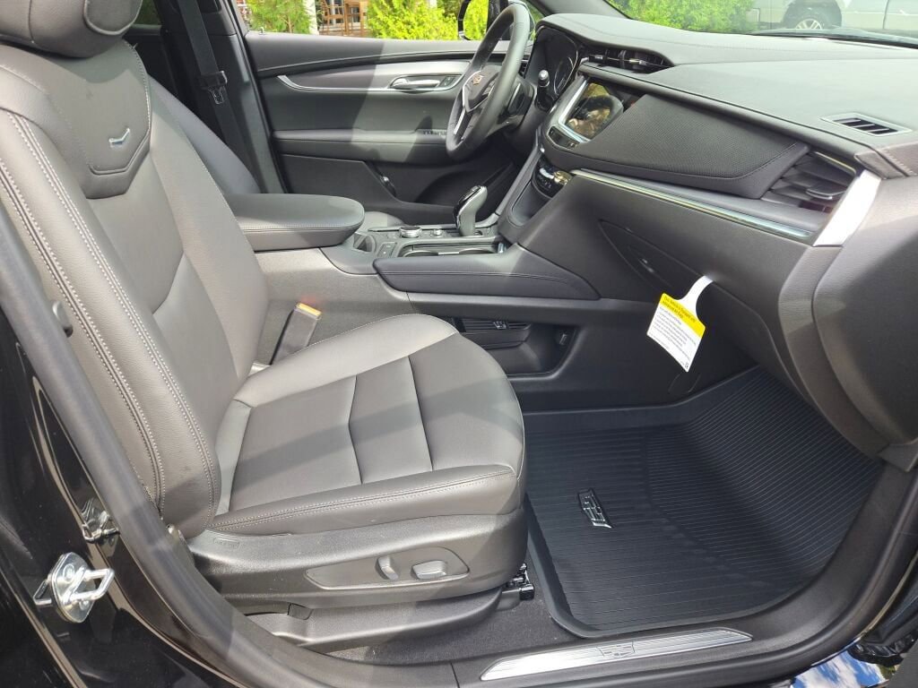 New 2025 Cadillac XT5 Luxury w/ LPO, Red Accent Package image 6