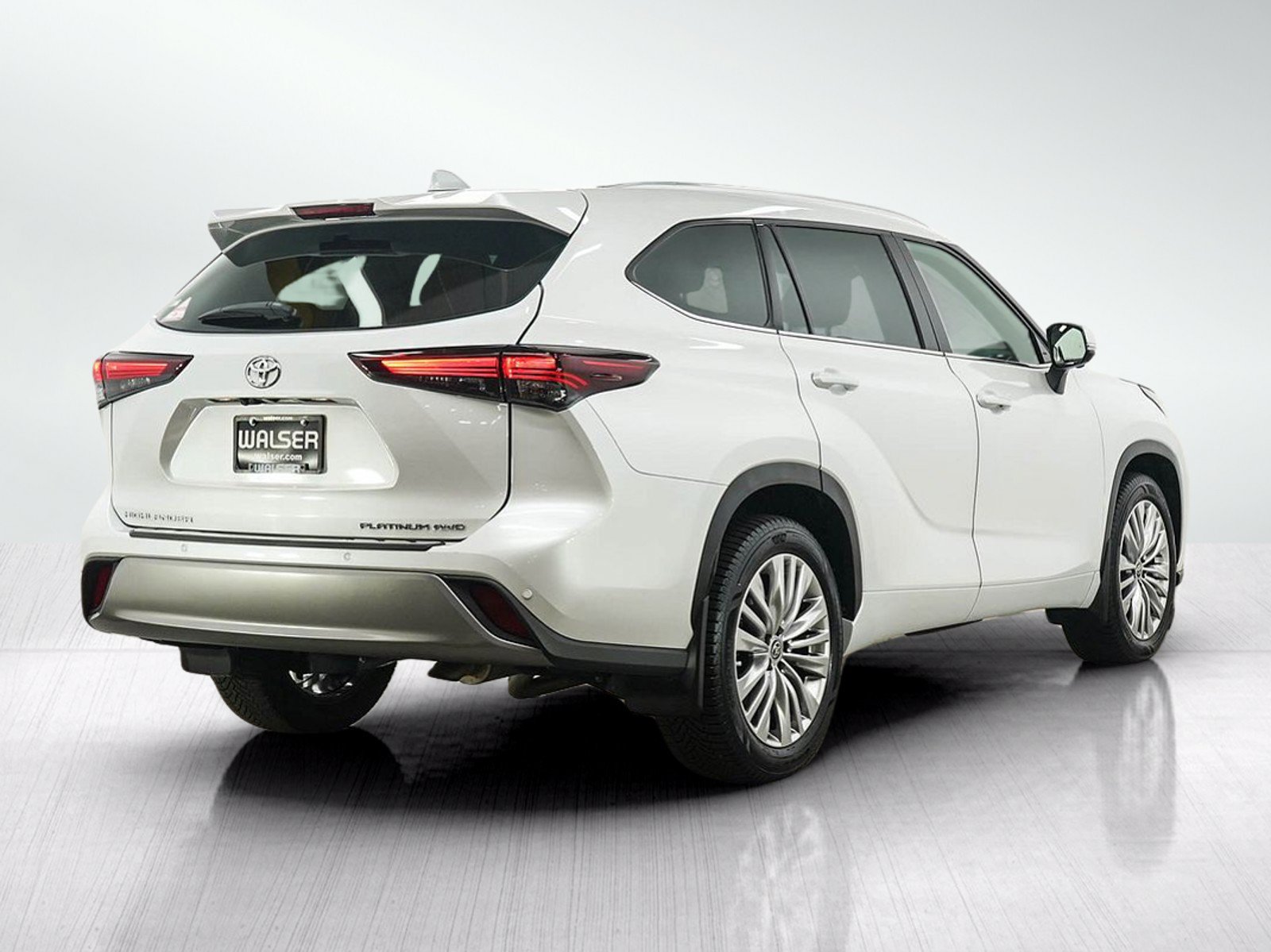 Used 2024 Toyota Highlander Platinum AWD/4WD image 5
