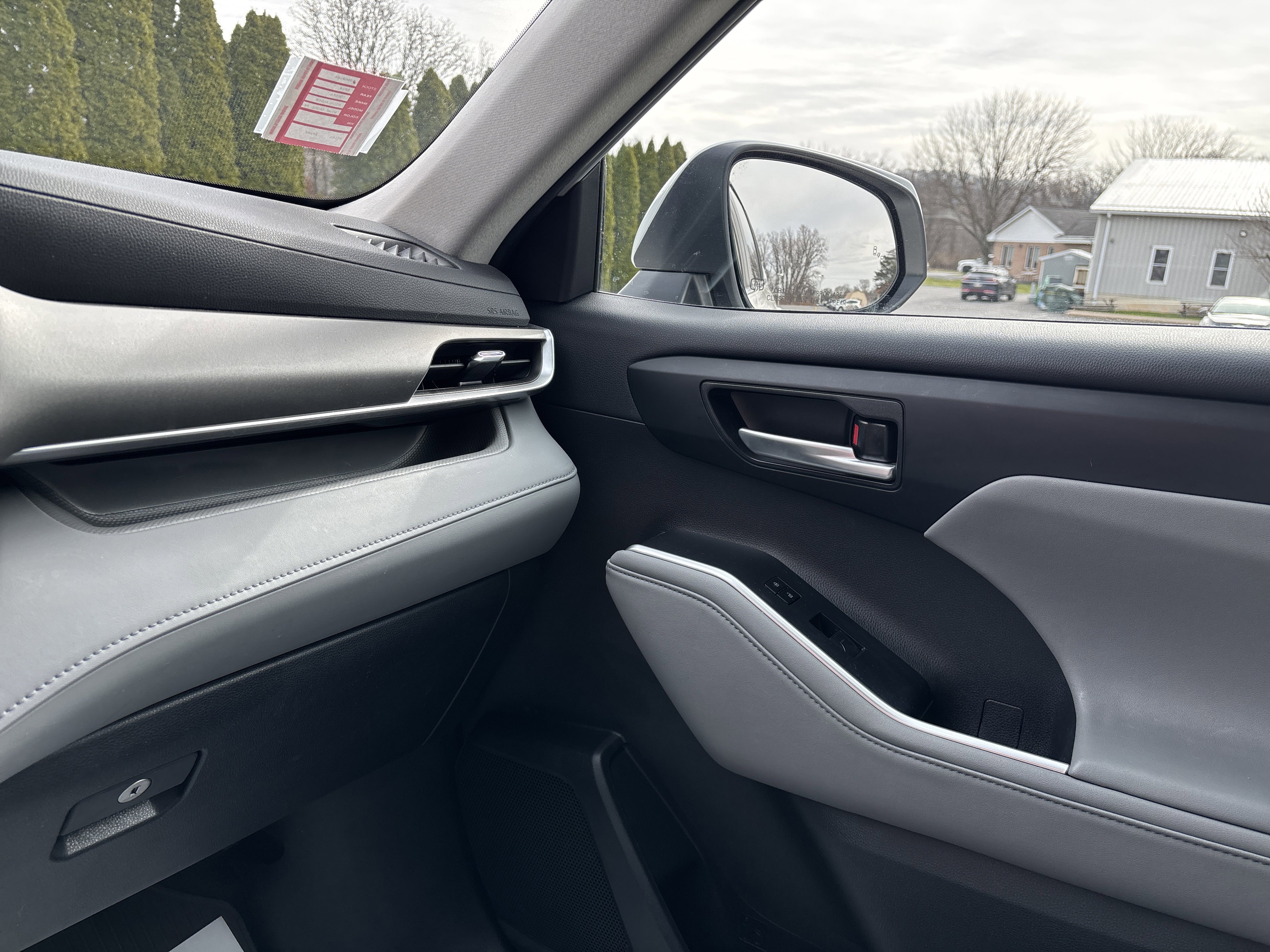 Used 2024 Toyota Highlander XLE image 24