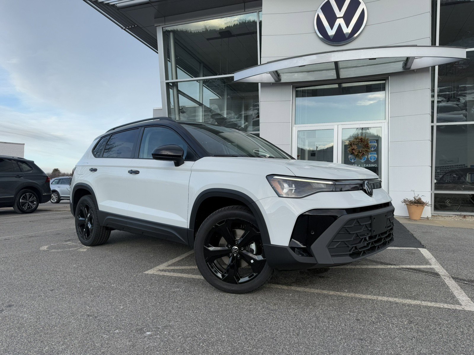Used 2025 Volkswagen Taos SE AWD/4WD image 1