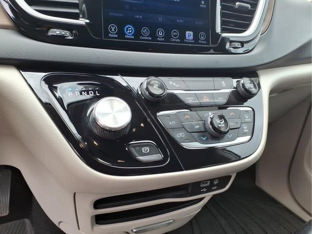 Used 2017 Chrysler Pacifica Touring-L w/ Tire & Wheel Group image 23