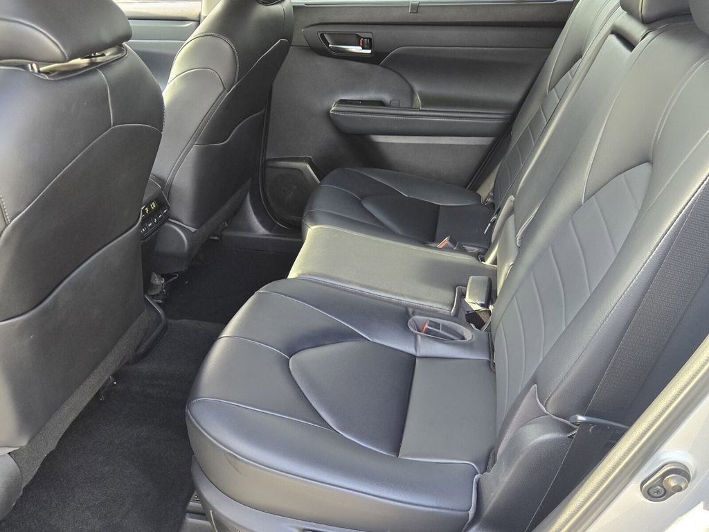 Used 2023 Toyota Highlander XLE FWD image 11