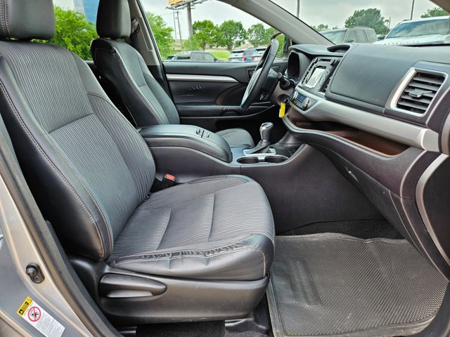 Used 2015 Toyota Highlander Plus FWD image 21