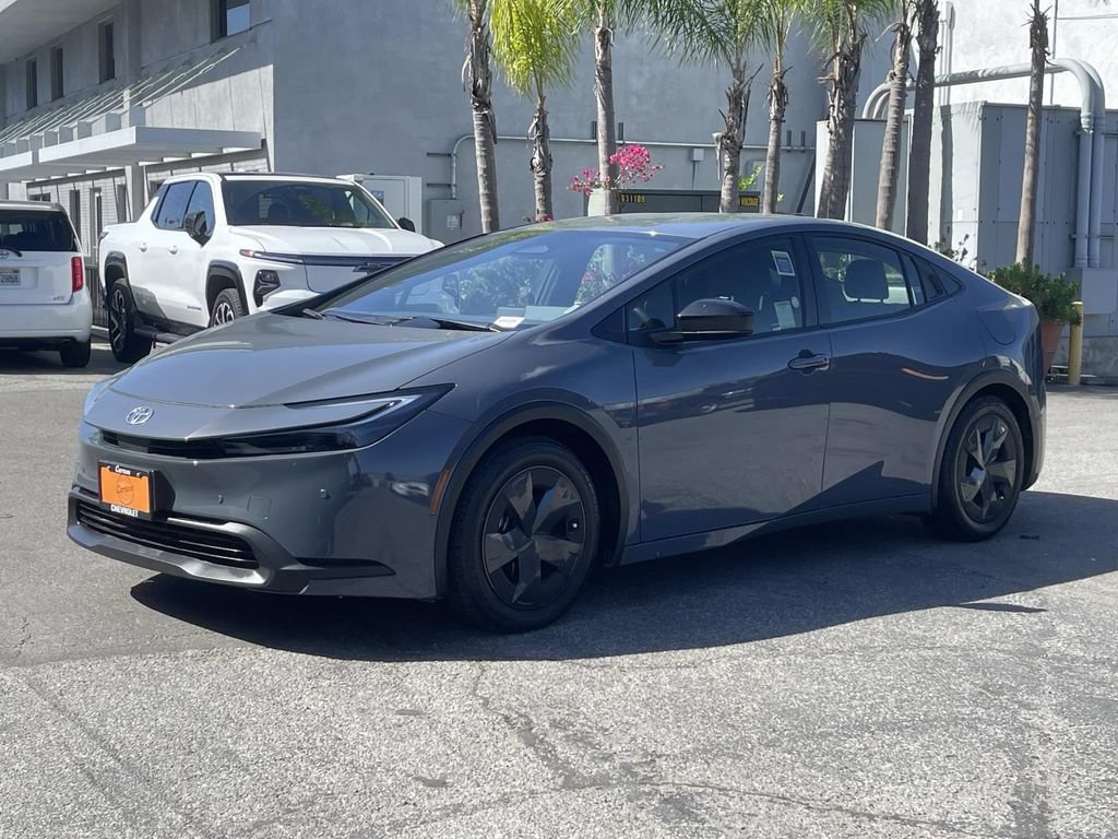 Used 2025 Toyota Prius LE FWD image 4