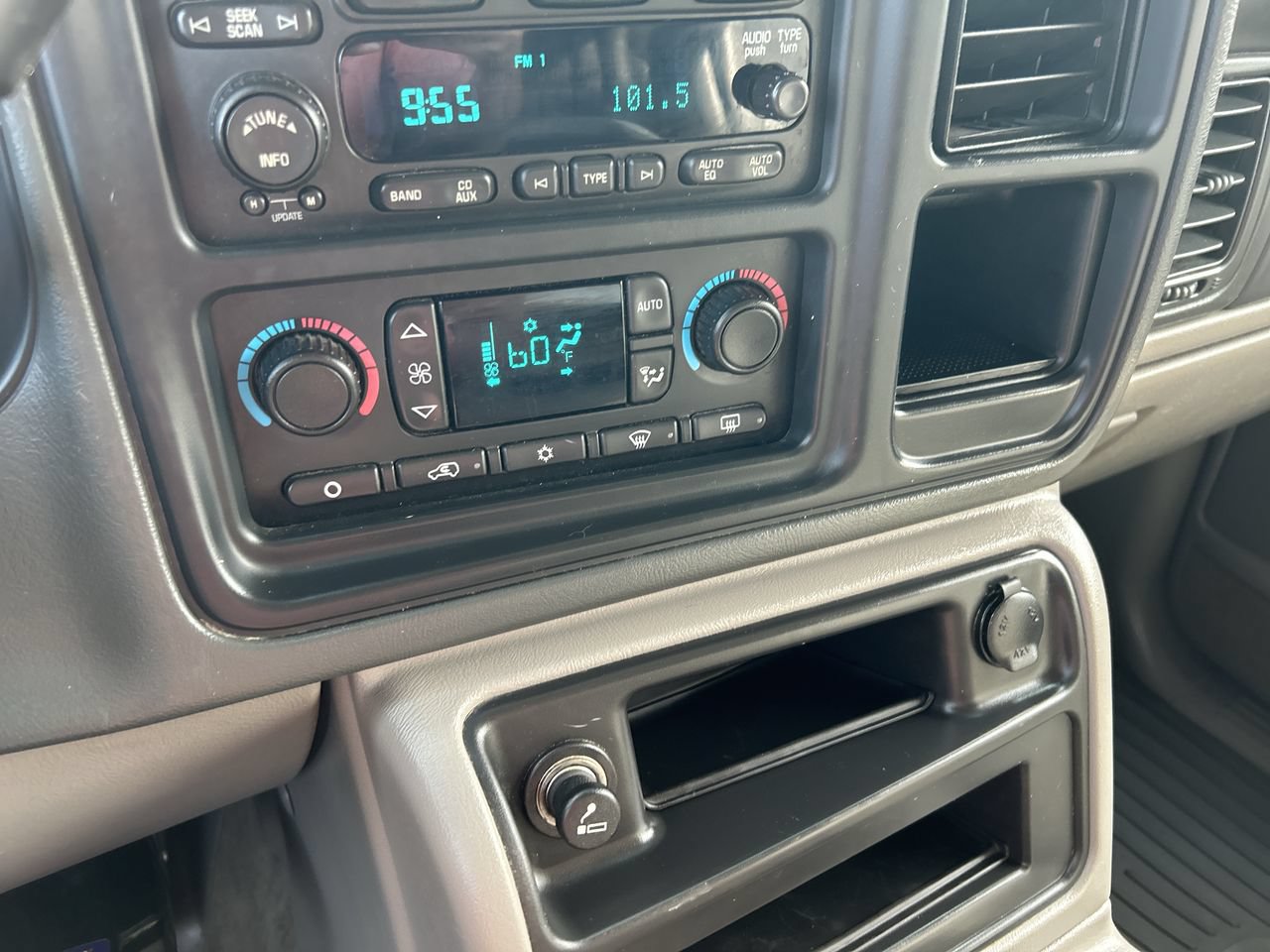Used 2005 Chevrolet Avalanche 2500 w/ Preferred Equipment Group AWD/4WD image 28