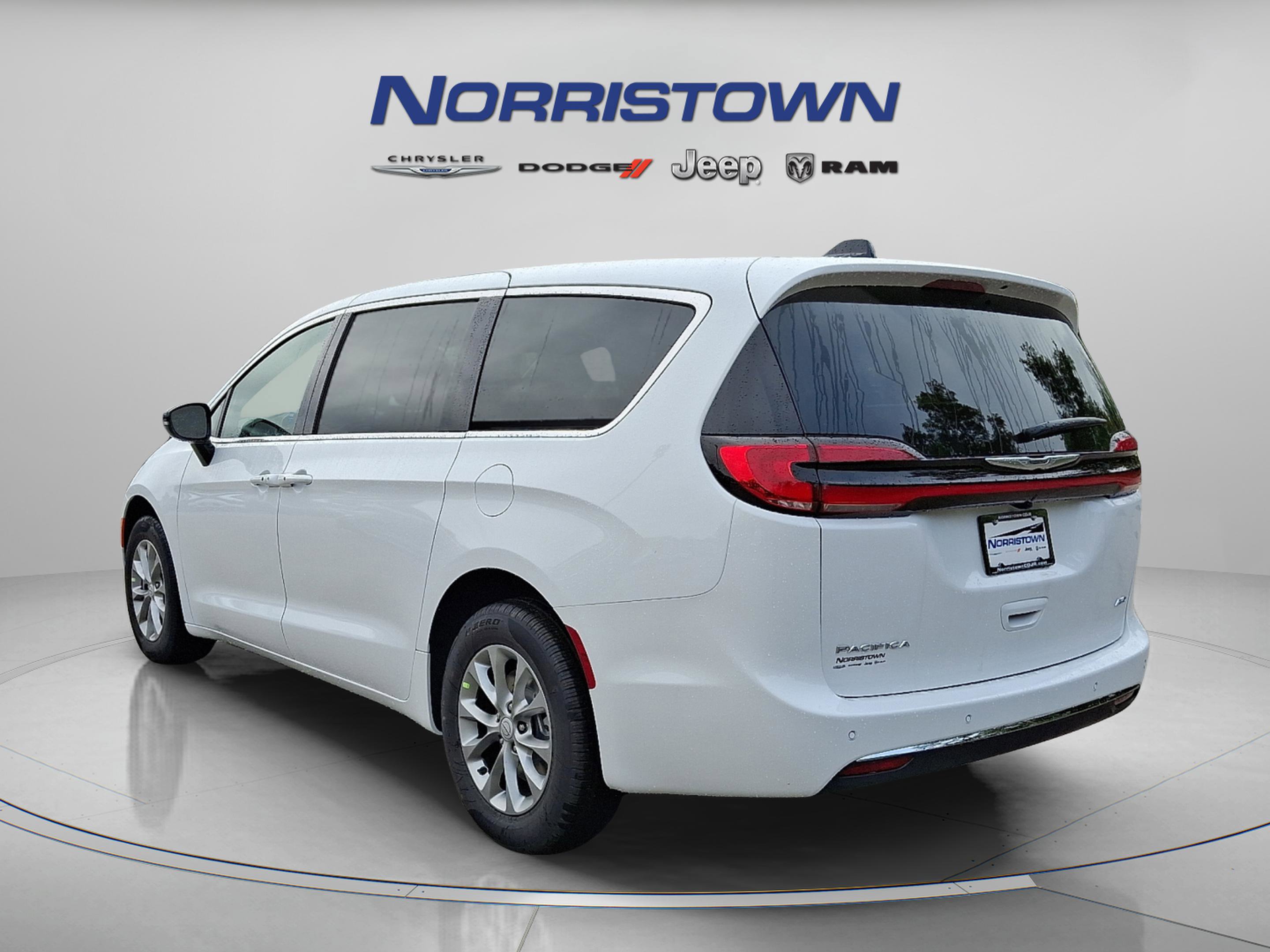 New 2026 Chrysler Pacifica Select image 3
