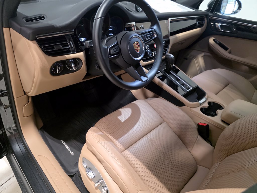 Certified 2026 Porsche Macan AWD/4WD image 5