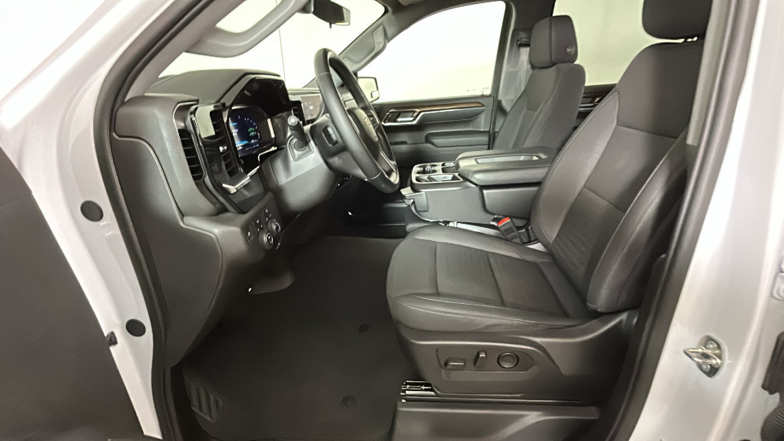 Used 2024 Chevrolet Silverado 1500 LT AWD/4WD image 13