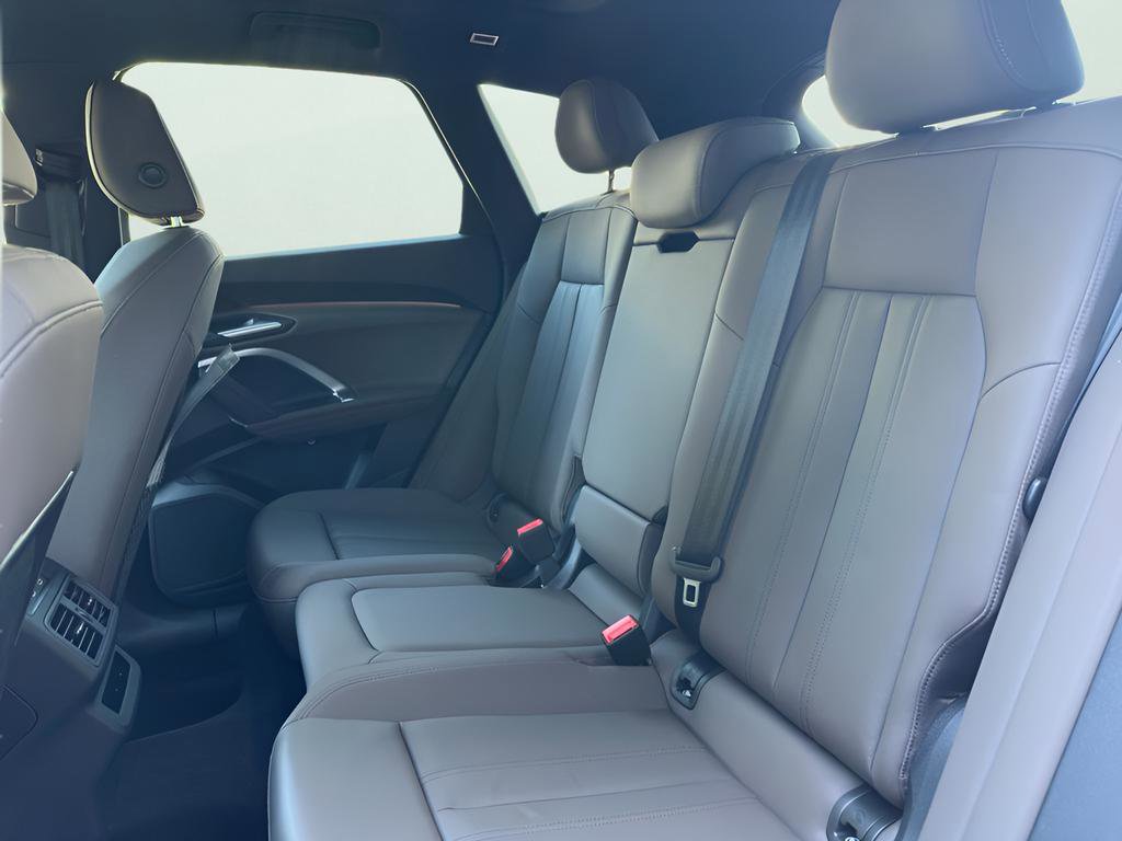 Used 2025 Audi Q5 Premium w/ Convenience Package image 15