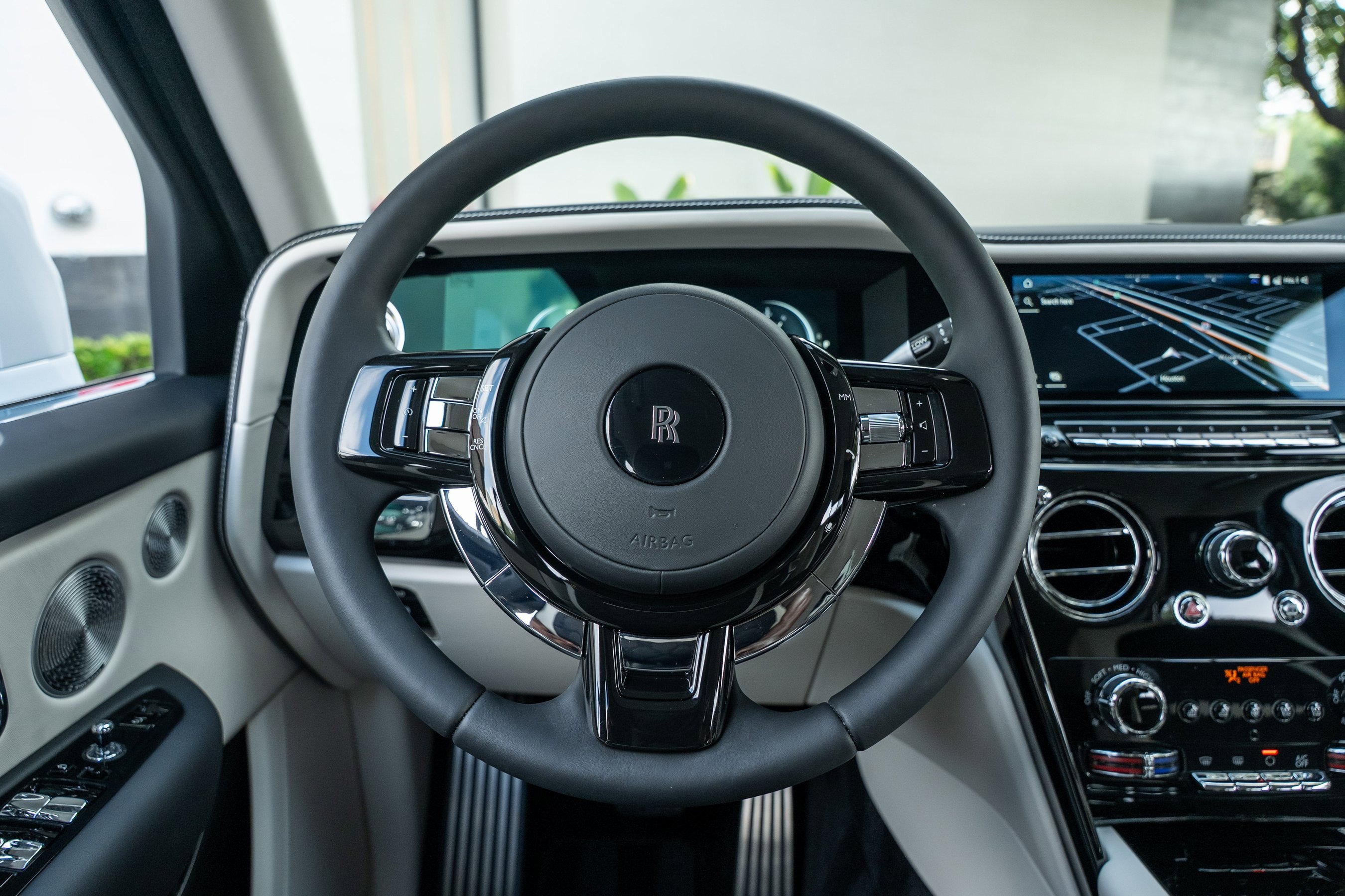 Used 2025 Rolls-Royce Cullinan Black Badge image 28