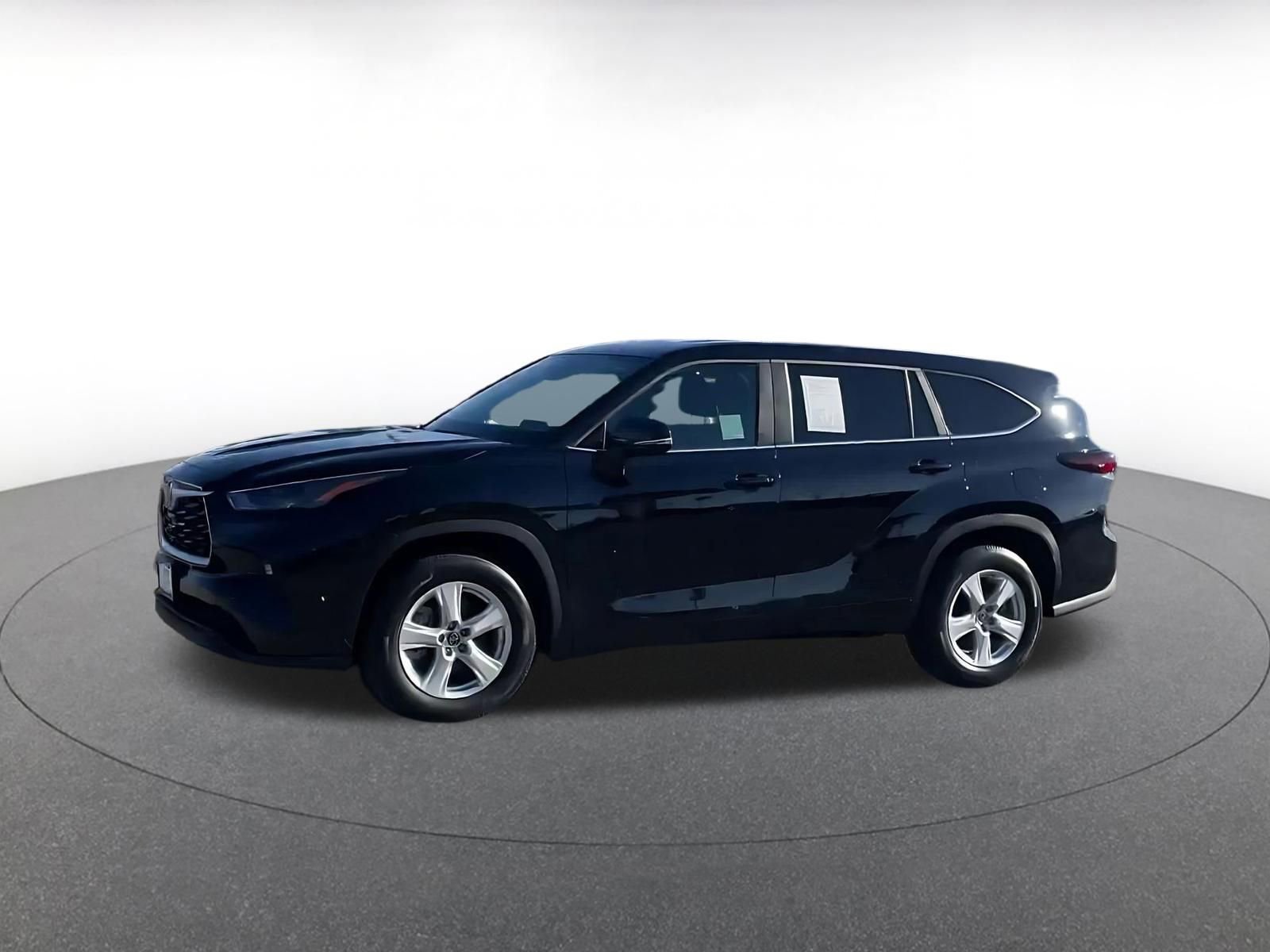 Used 2025 Toyota Highlander LE image 8