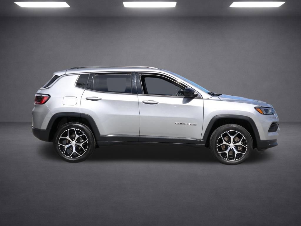 Used 2024 Jeep Compass Latitude image 3