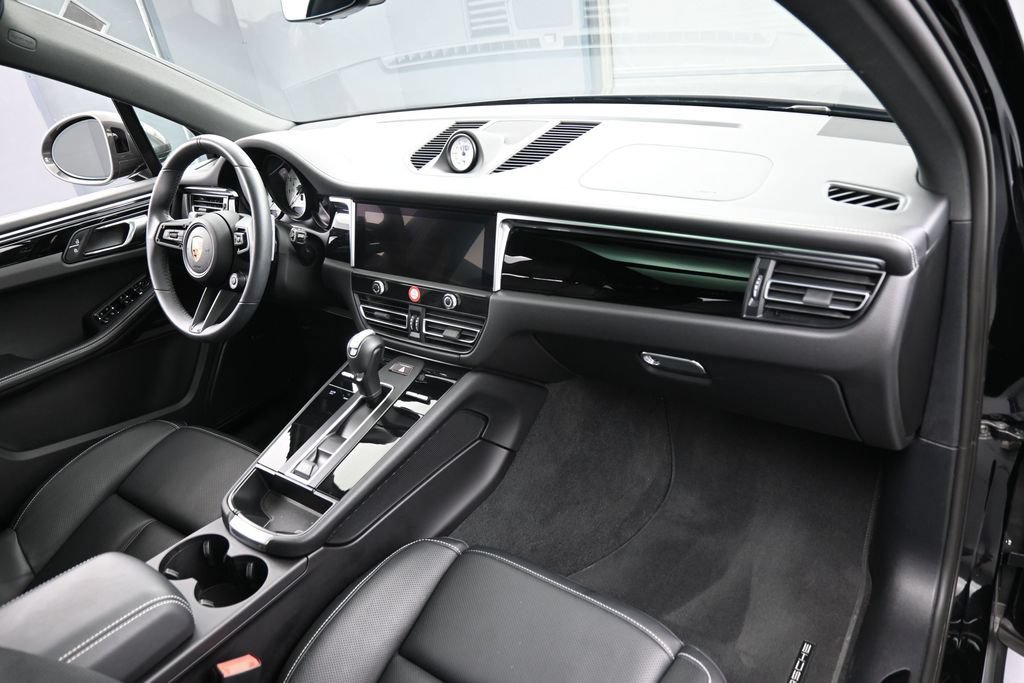 Certified 2024 Porsche Macan Turbo AWD/4WD image 30