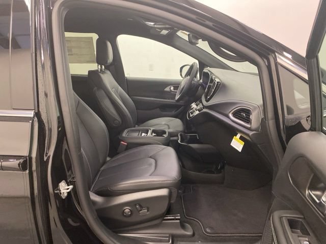 New 2027 Chrysler Pacifica Select FWD image 26