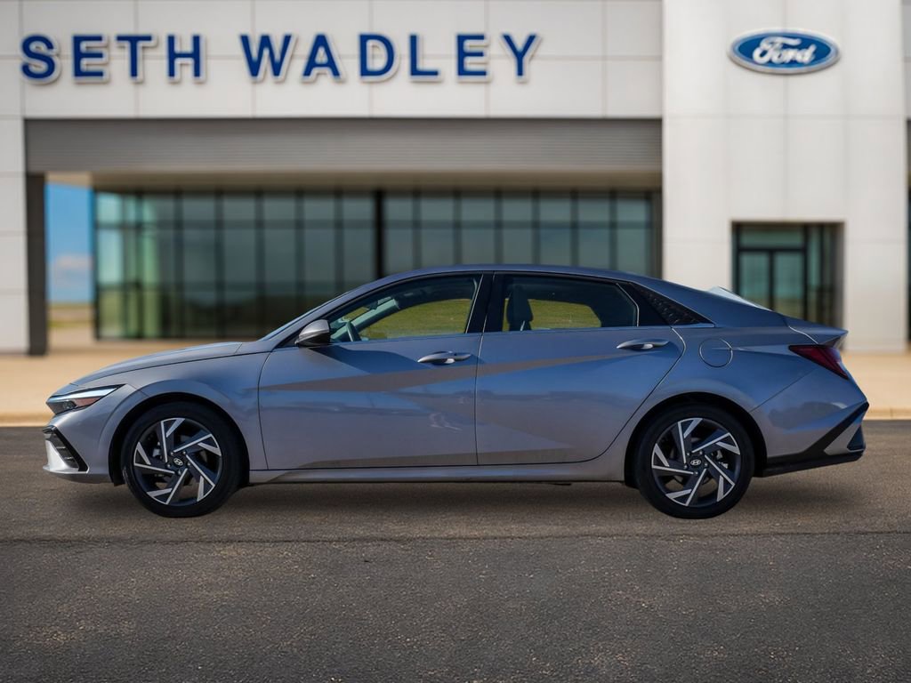 Used 2025 Hyundai Elantra SEL FWD image 4
