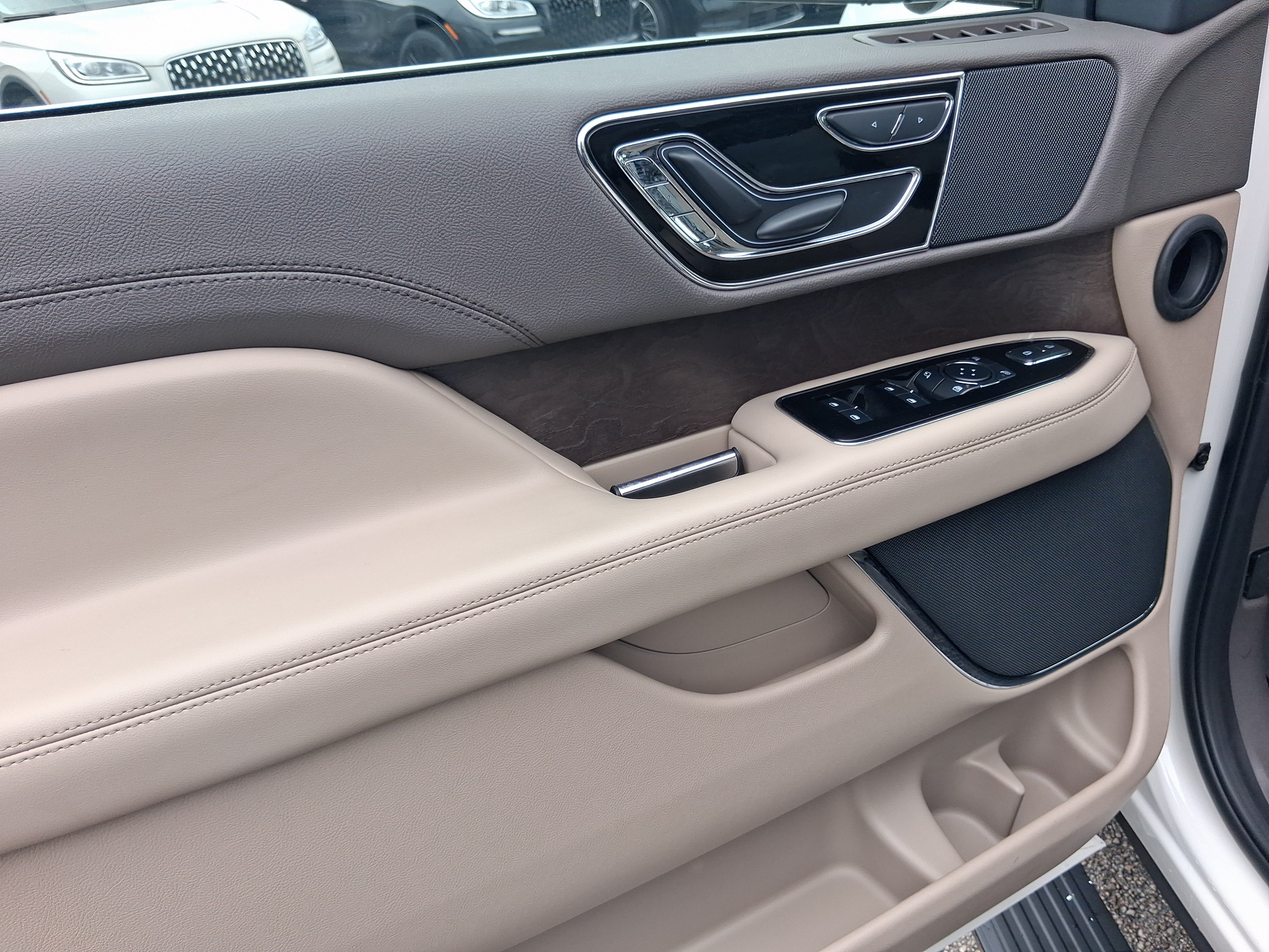 Certified 2024 Lincoln Navigator Premiere AWD/4WD image 13