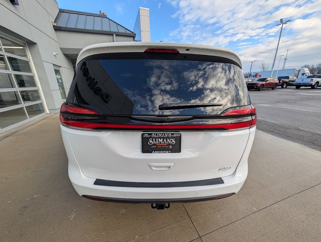 Used 2024 Chrysler Pacifica Touring-L w/ Road Tripper Package image 10