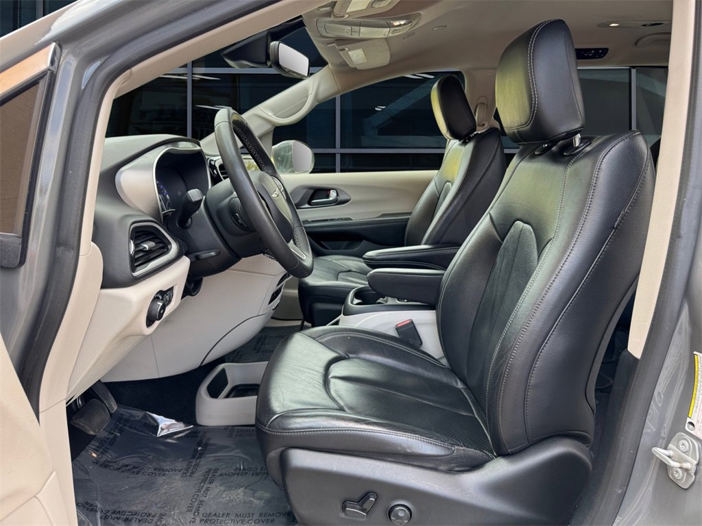 Used 2022 Chrysler Pacifica Touring-L image 14