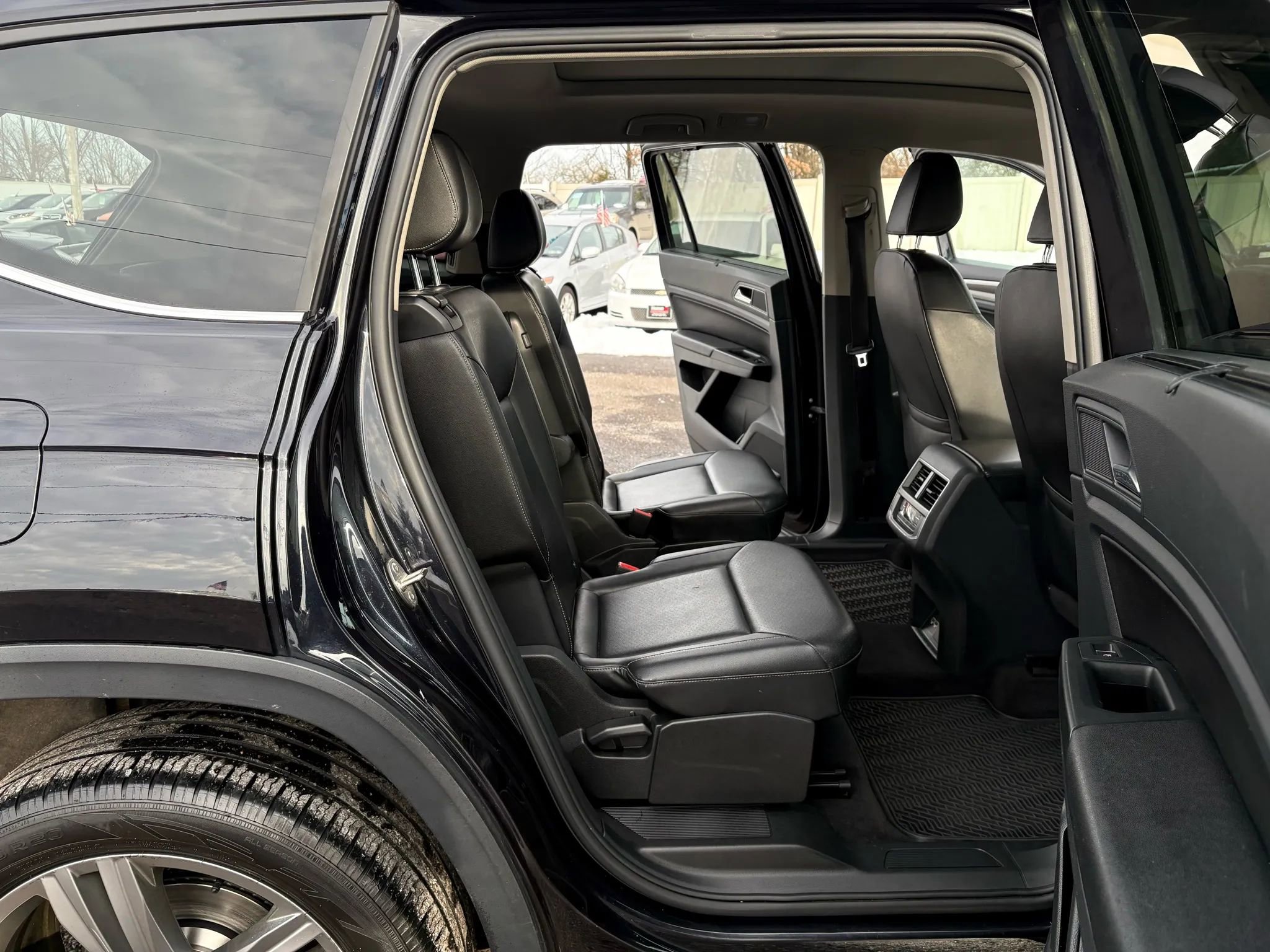 Used 2018 Volkswagen Atlas SEL w/ R-Line Package image 32