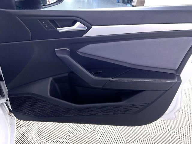 Used 2025 Volkswagen Jetta SE w/ Sunroof Package image 30