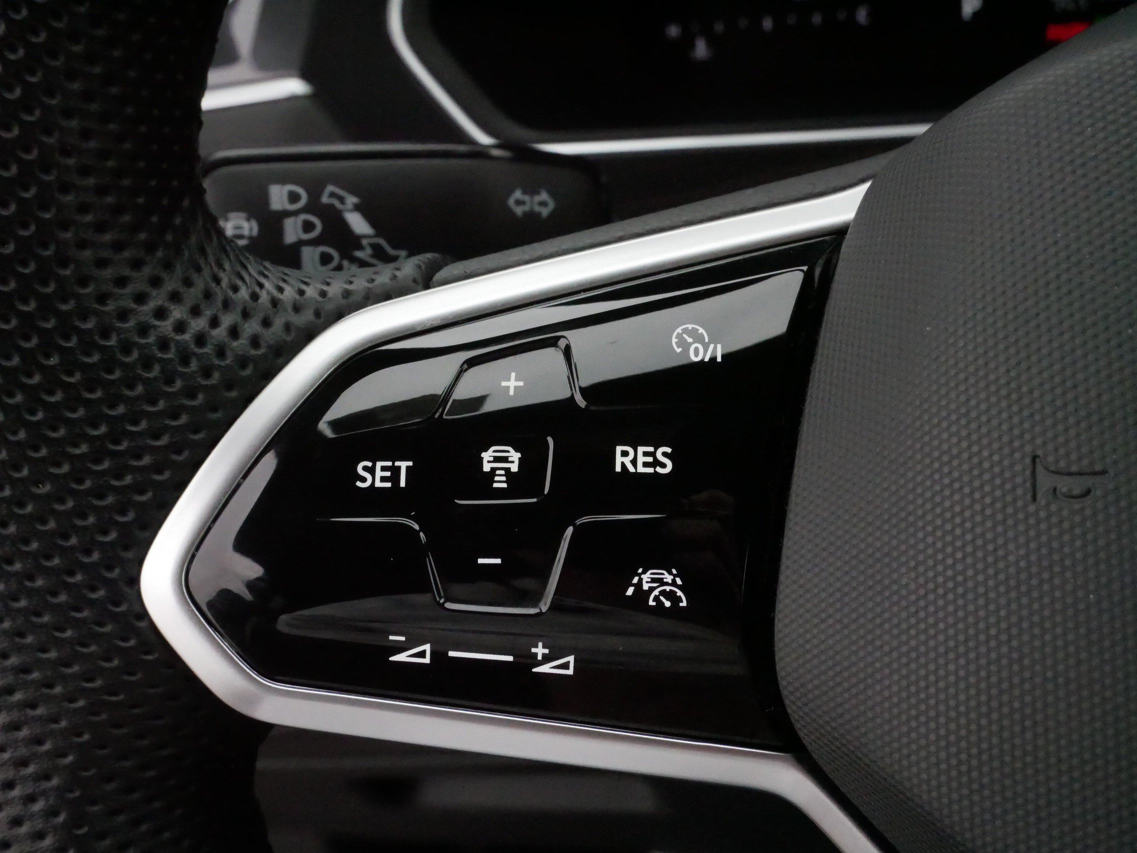 Certified 2024 Volkswagen Tiguan SE R-Line image 25