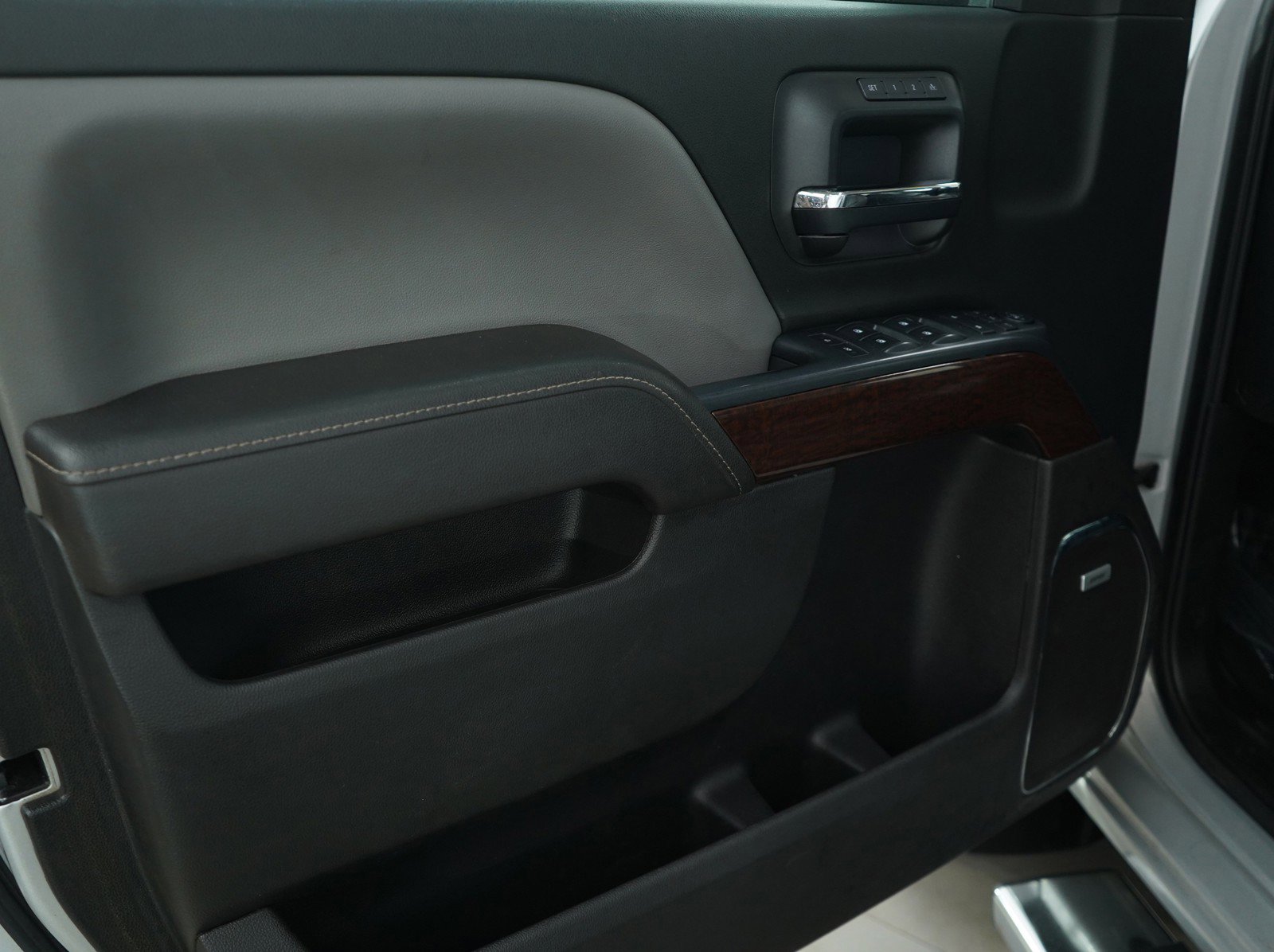 Used 2017 GMC Sierra 1500 SLT image 25