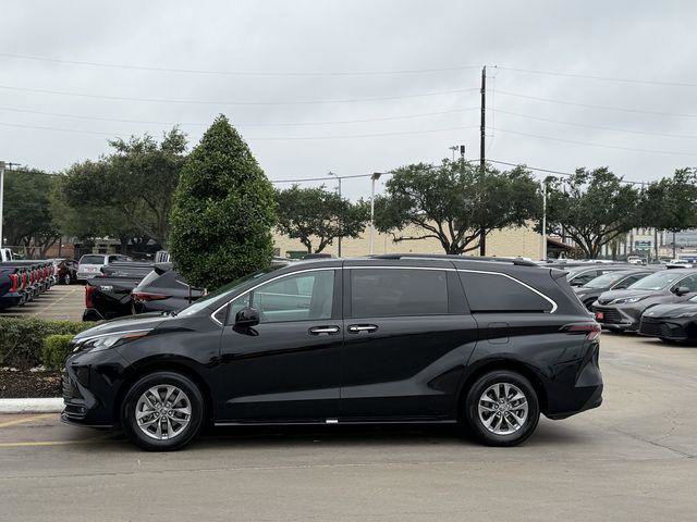 Certified 2025 Toyota Sienna XLE FWD image 4