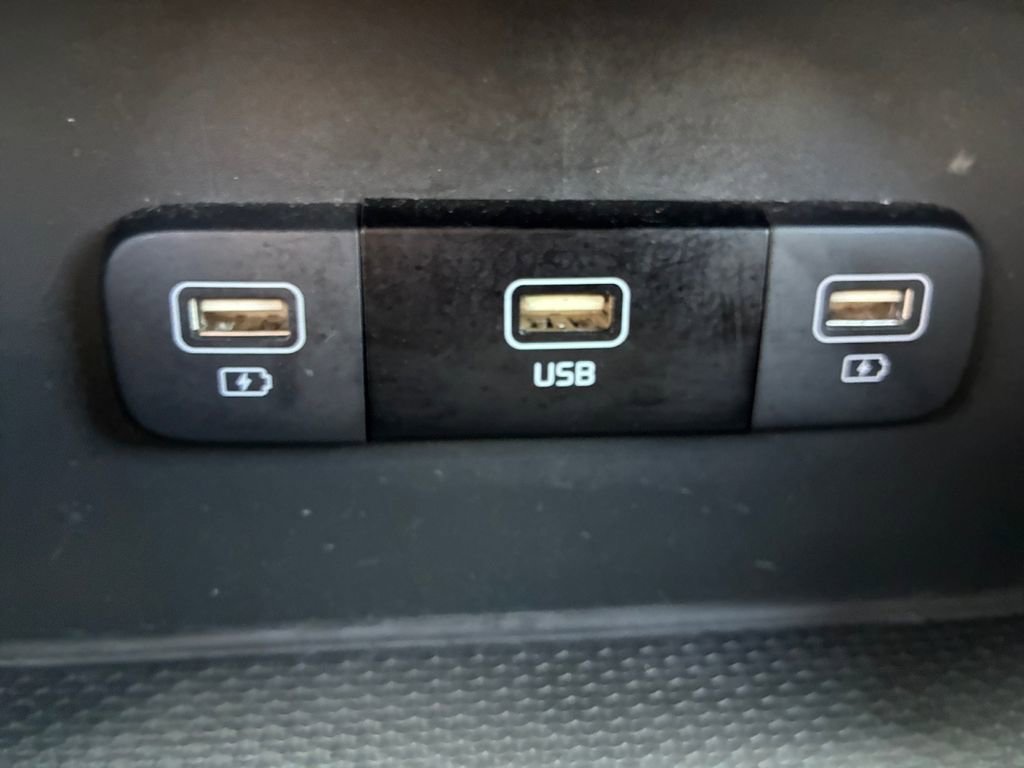 Used 2024 Kia Carnival LX image 6