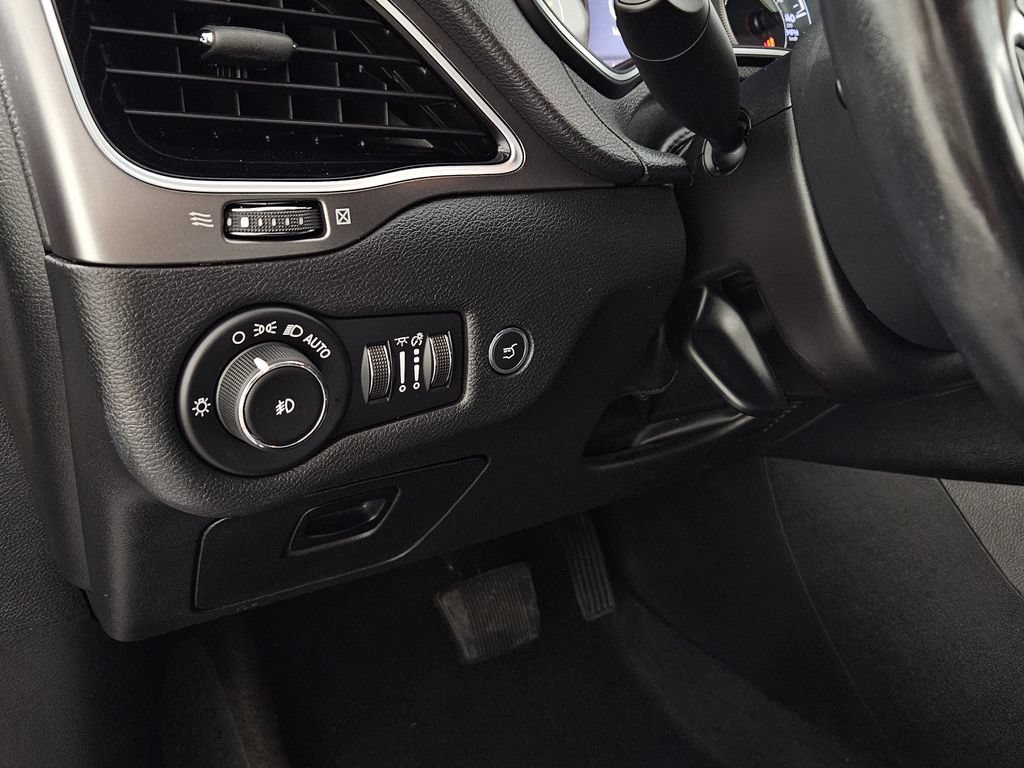 Used 2019 Jeep Cherokee Limited FWD image 21