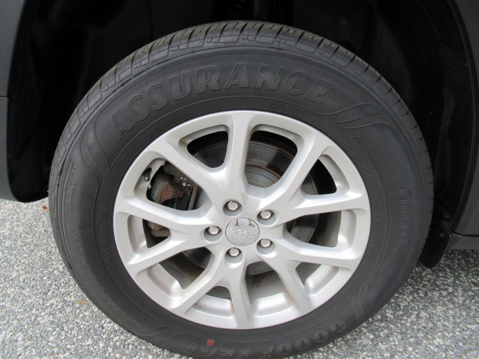 Used 2015 Jeep Cherokee Latitude w/ Cold Weather Group AWD/4WD image 9