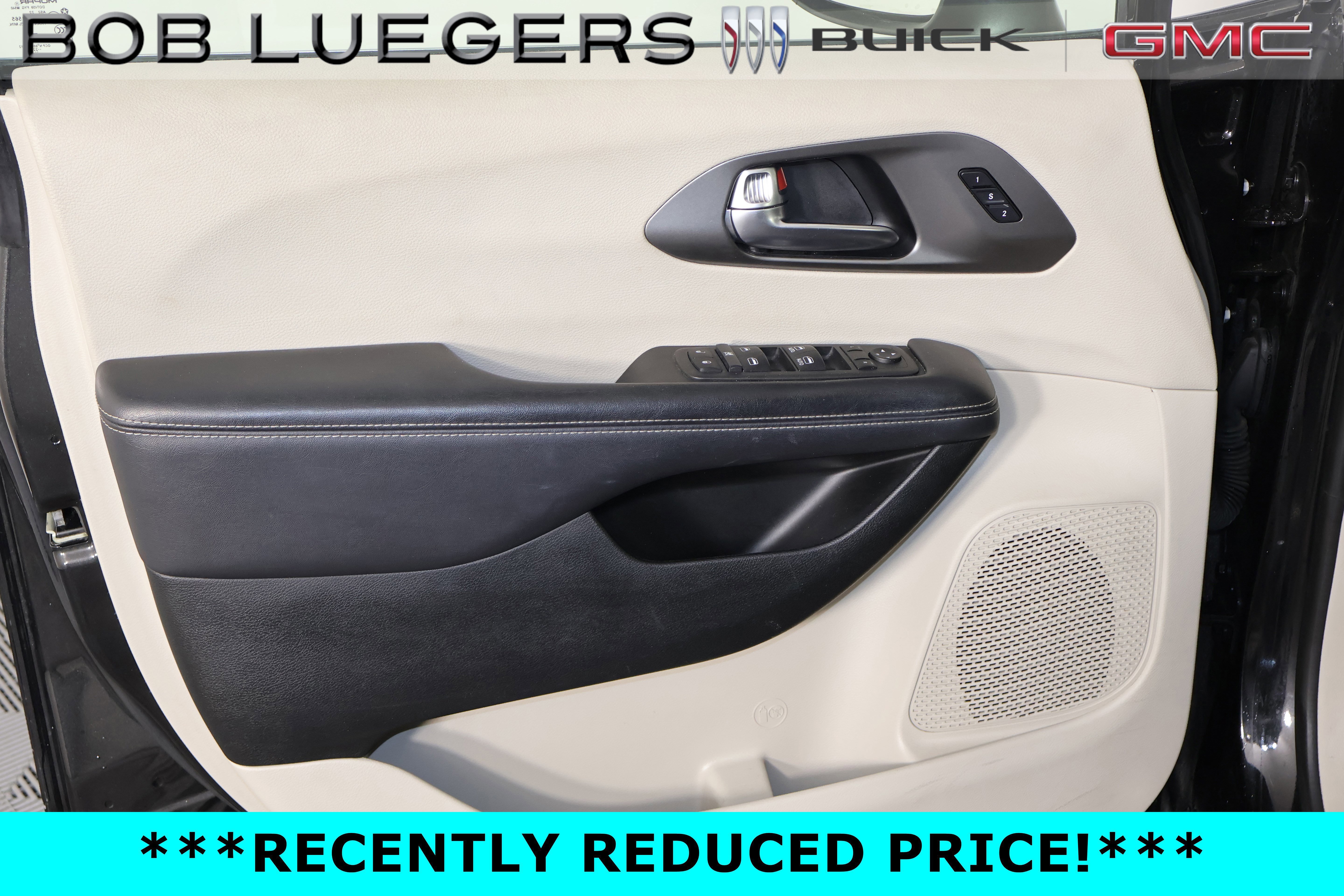 Used 2023 Chrysler Pacifica Touring-L FWD image 6