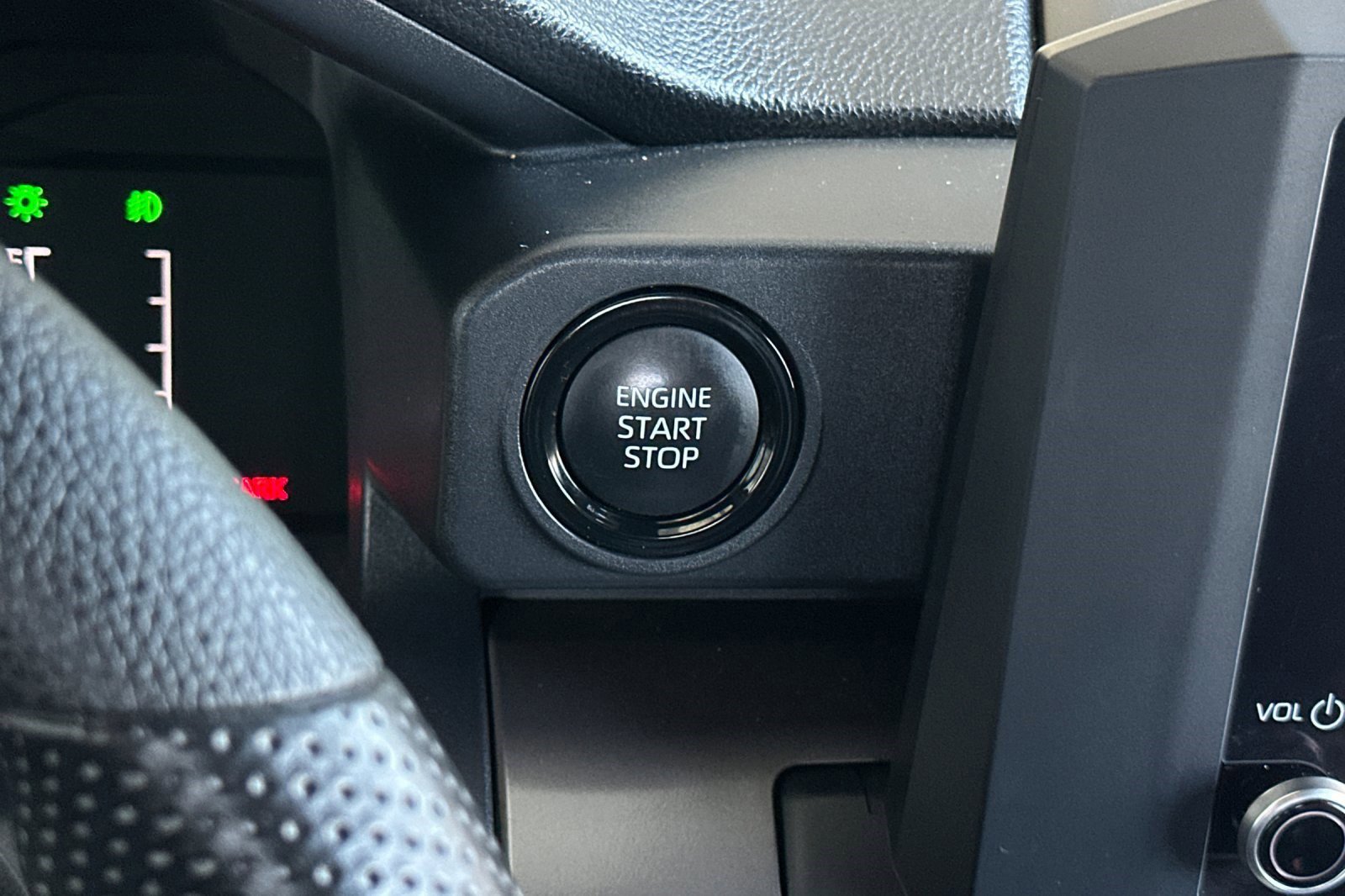 Used 2025 Toyota Tacoma SR5 AWD/4WD image 32
