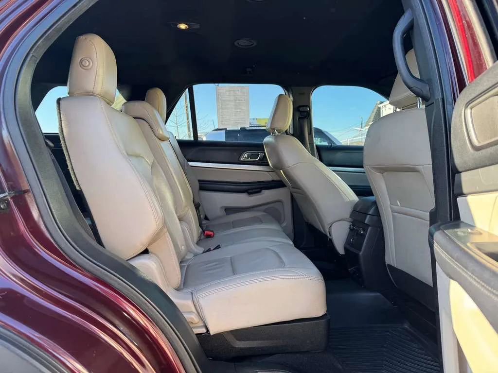 Used 2018 Ford Explorer XLT w/ Equipment Group 202A AWD/4WD image 12