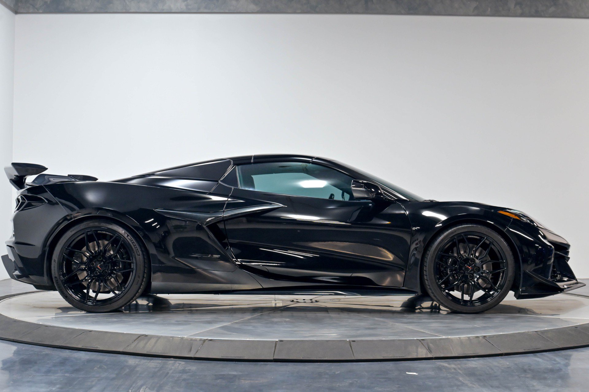 Used 2025 Chevrolet Corvette Z06 RWD image 25