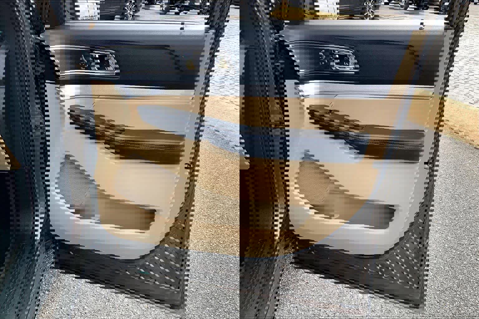 Used 2016 Ford Explorer XLT w/ Equipment Group 202A image 22