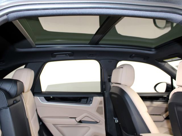 Certified 2025 Porsche Cayenne AWD/4WD image 26