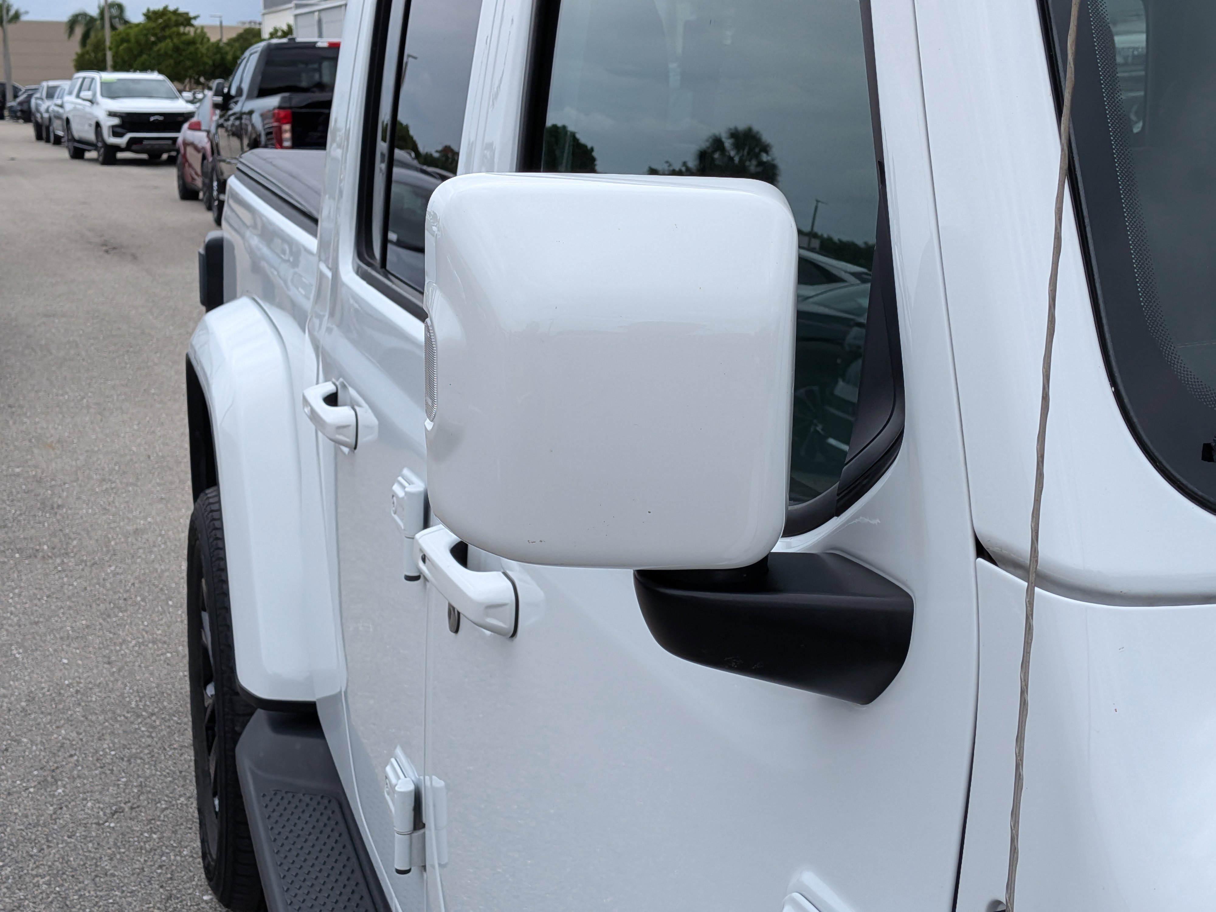 Used 2023 Jeep Gladiator Overland AWD/4WD image 12