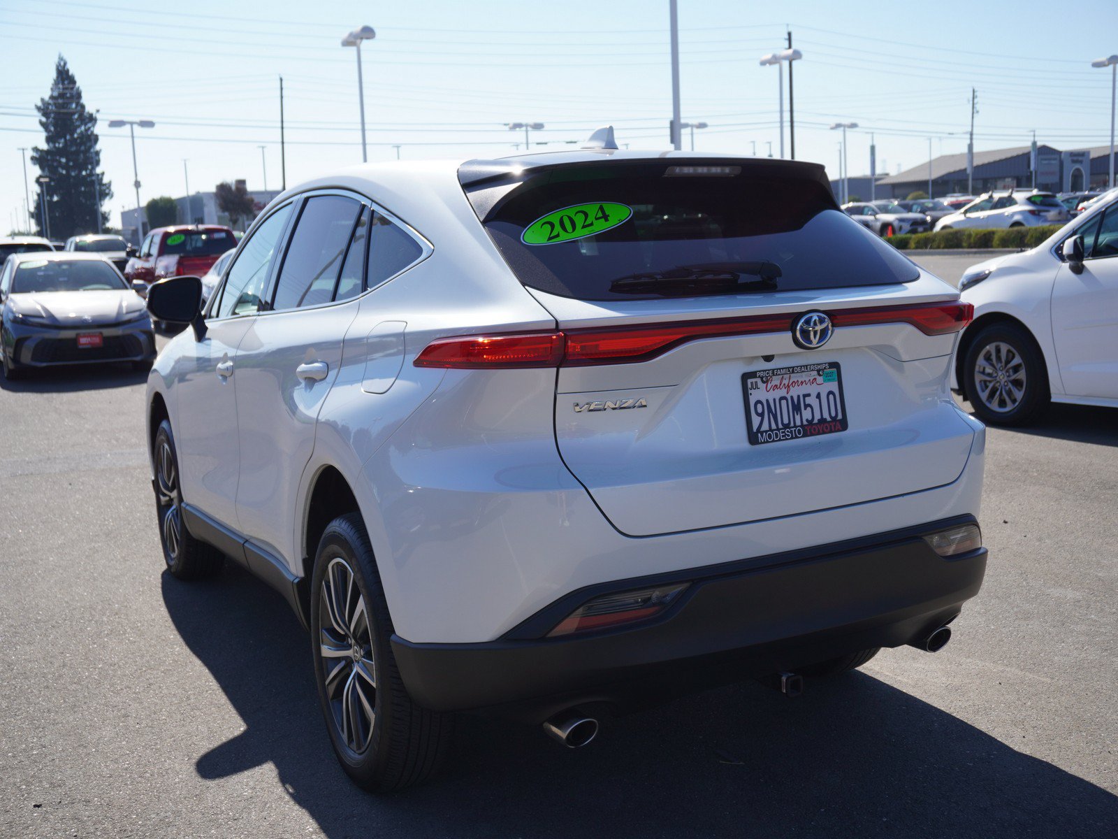 Used 2024 Toyota Venza LE AWD/4WD image 8