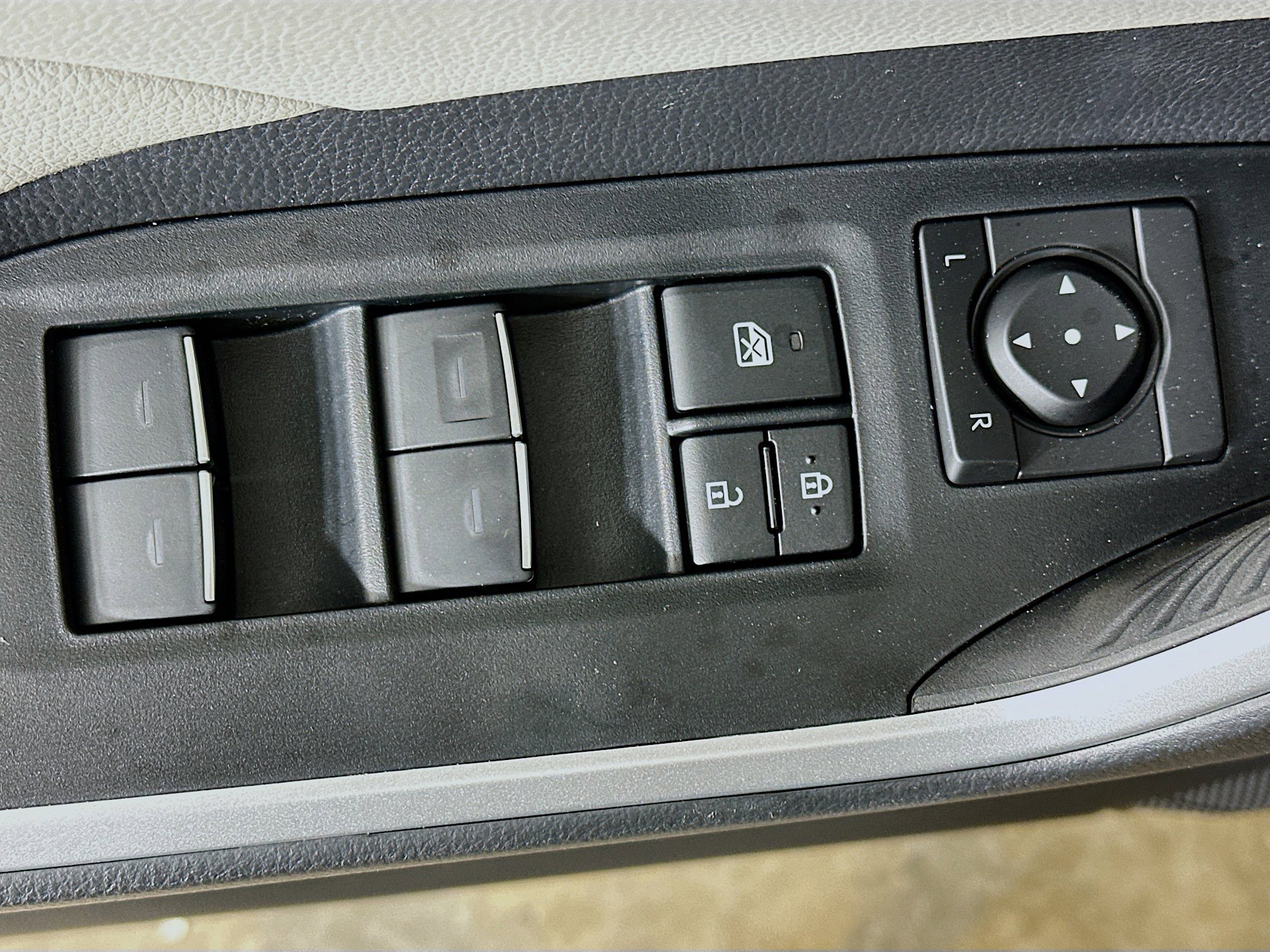 Used 2025 Toyota RAV4 XLE Premium image 15