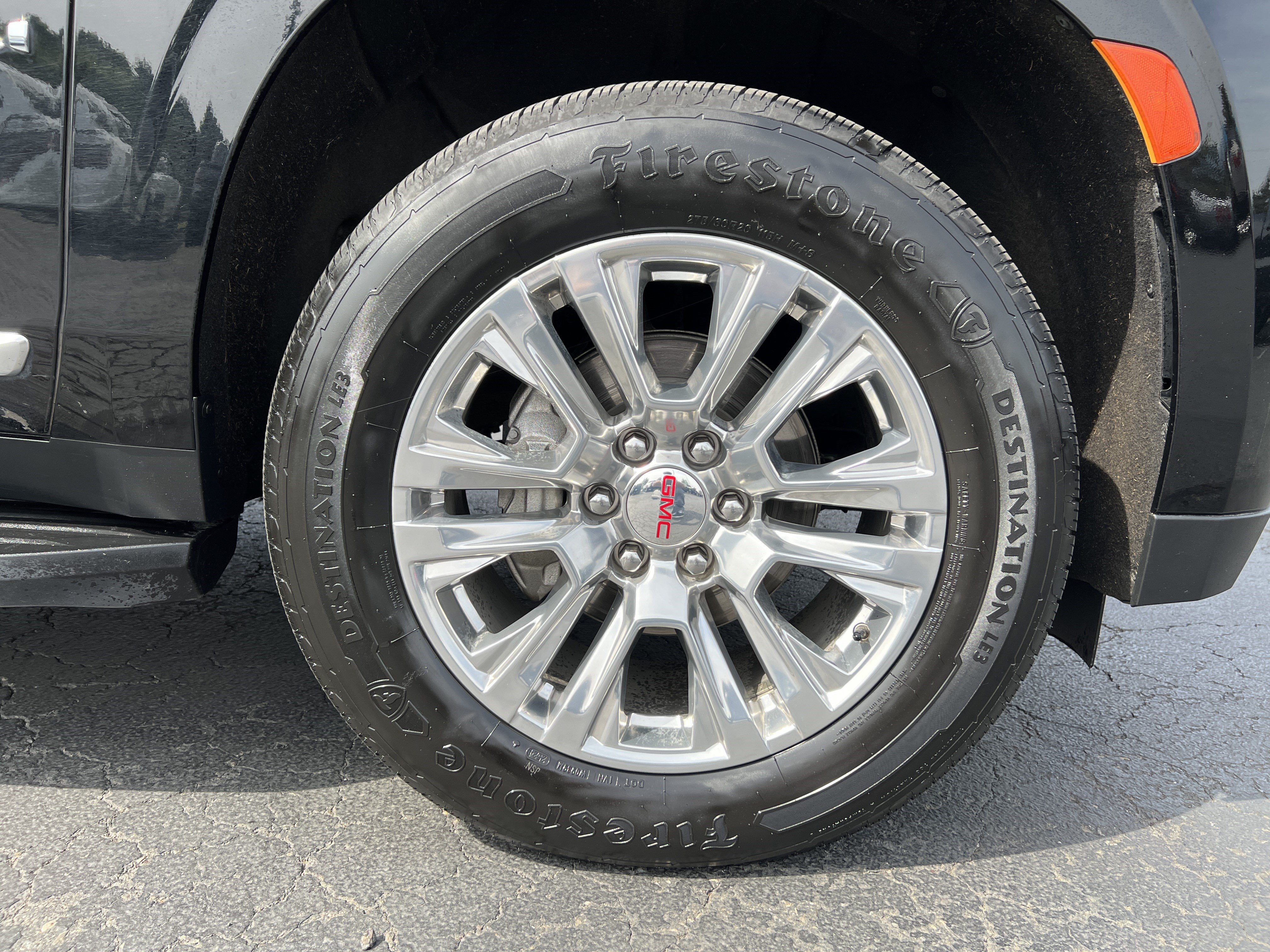 Used 2024 GMC Yukon XL Denali AWD/4WD image 11