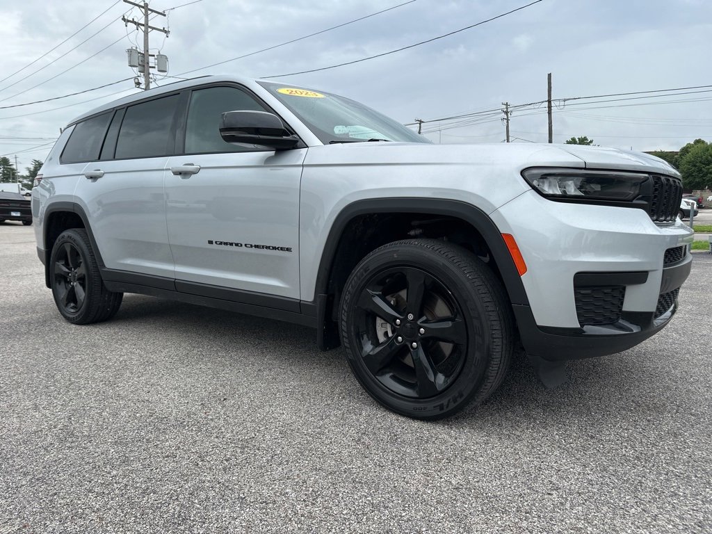 Used 2023 Jeep Grand Cherokee L Laredo image 3