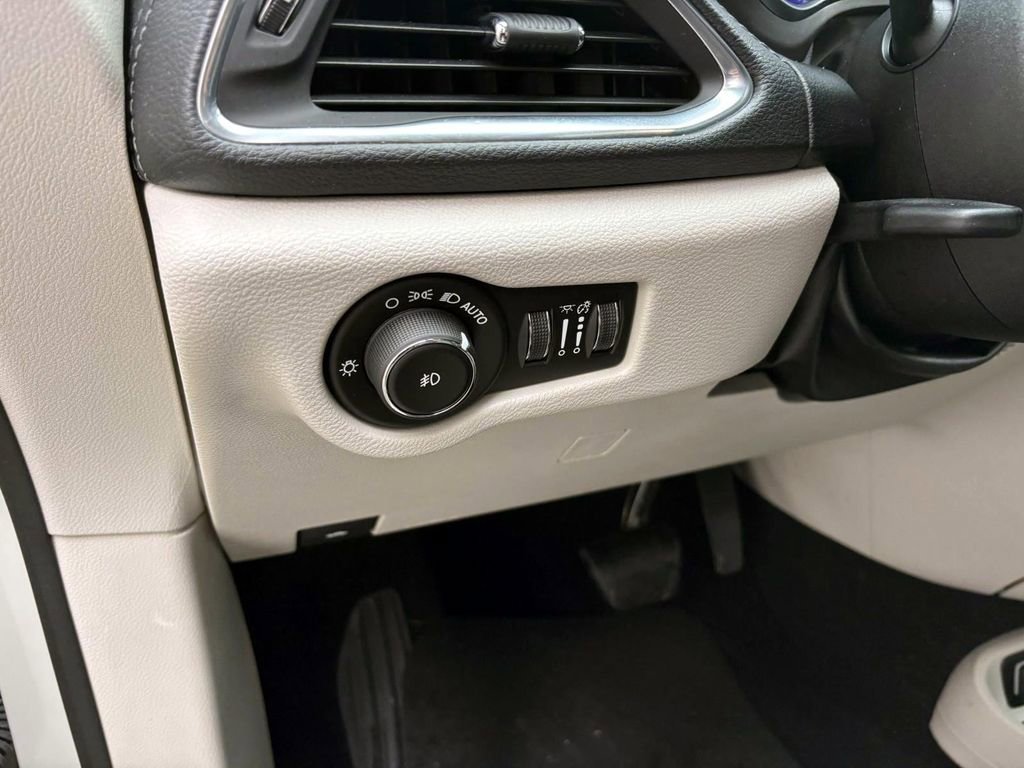 Used 2019 Chrysler Pacifica Limited w/ Advanced Safetytec Group image 14