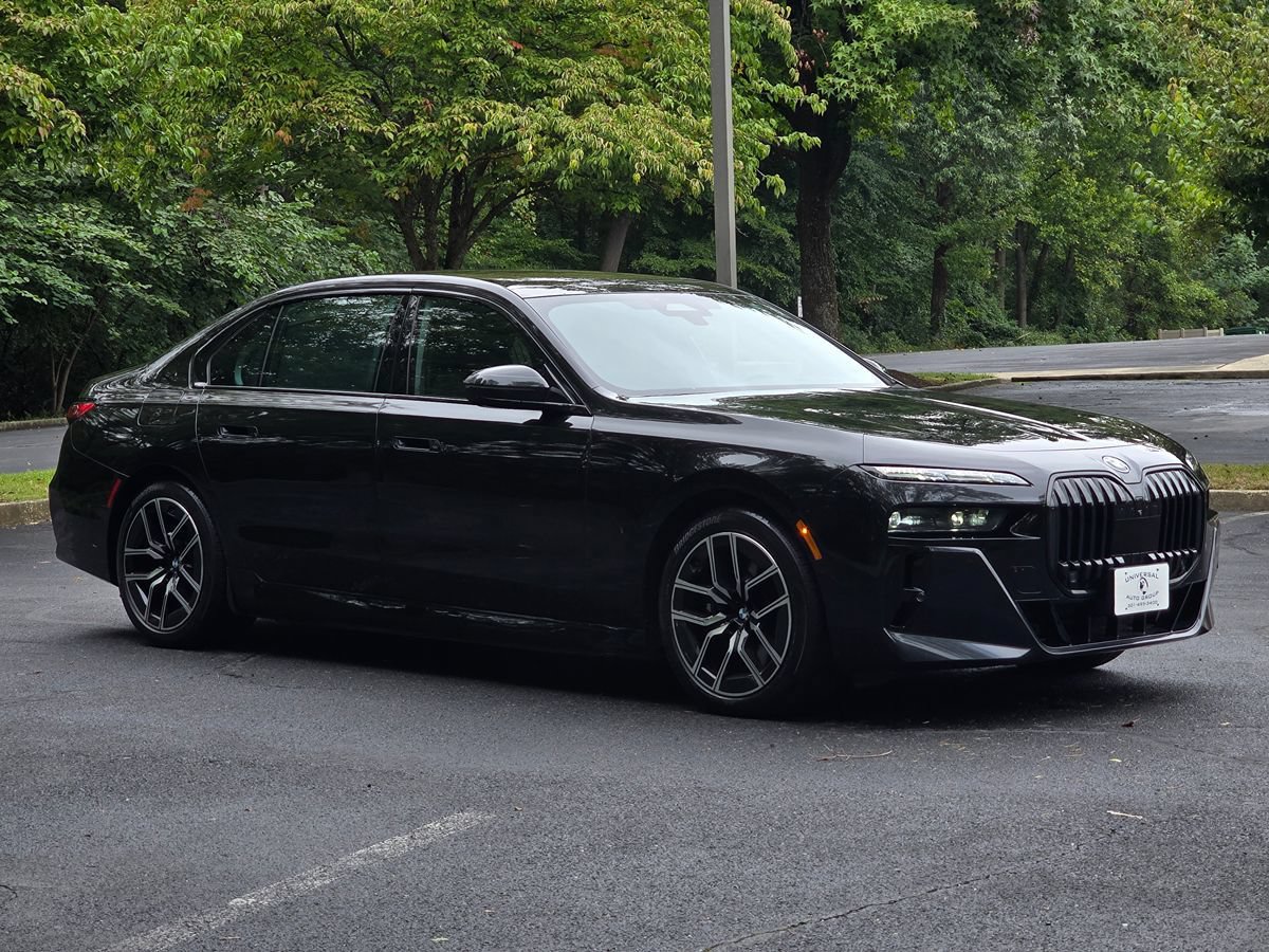 Used 2023 BMW i7 xDrive60 w/ Parking Assistance Package AWD/4WD image 8