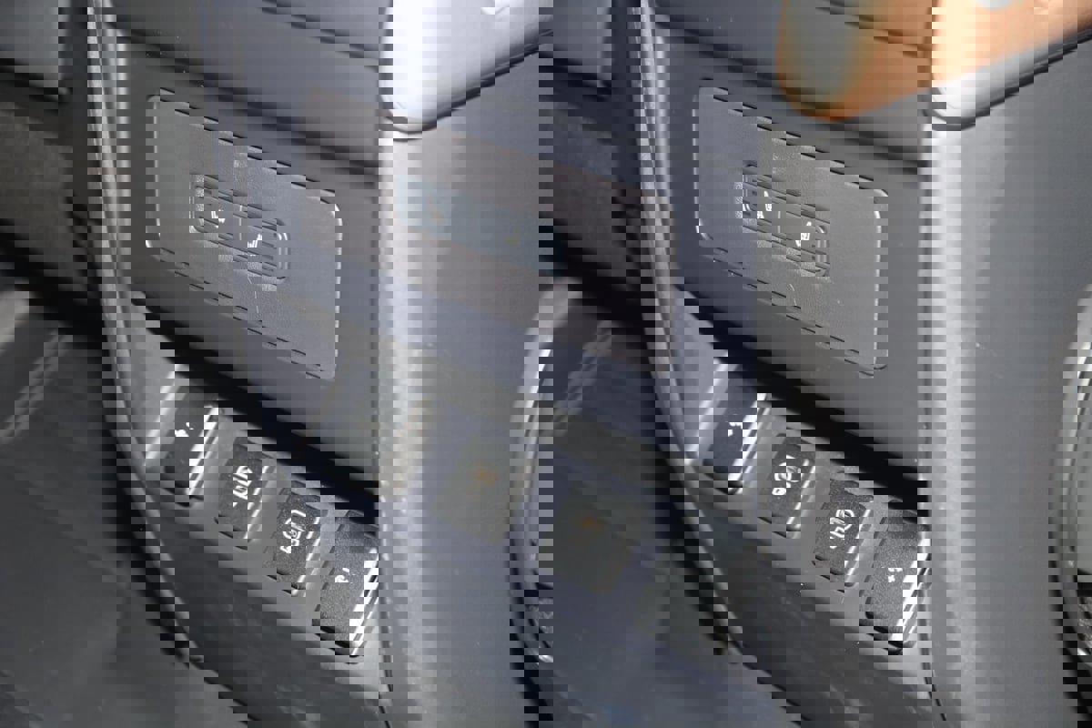 Used 2022 Land Rover Defender 110 SE image 15