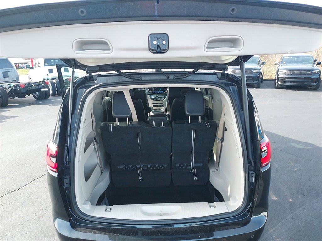 Used 2022 Chrysler Pacifica Touring-L image 29