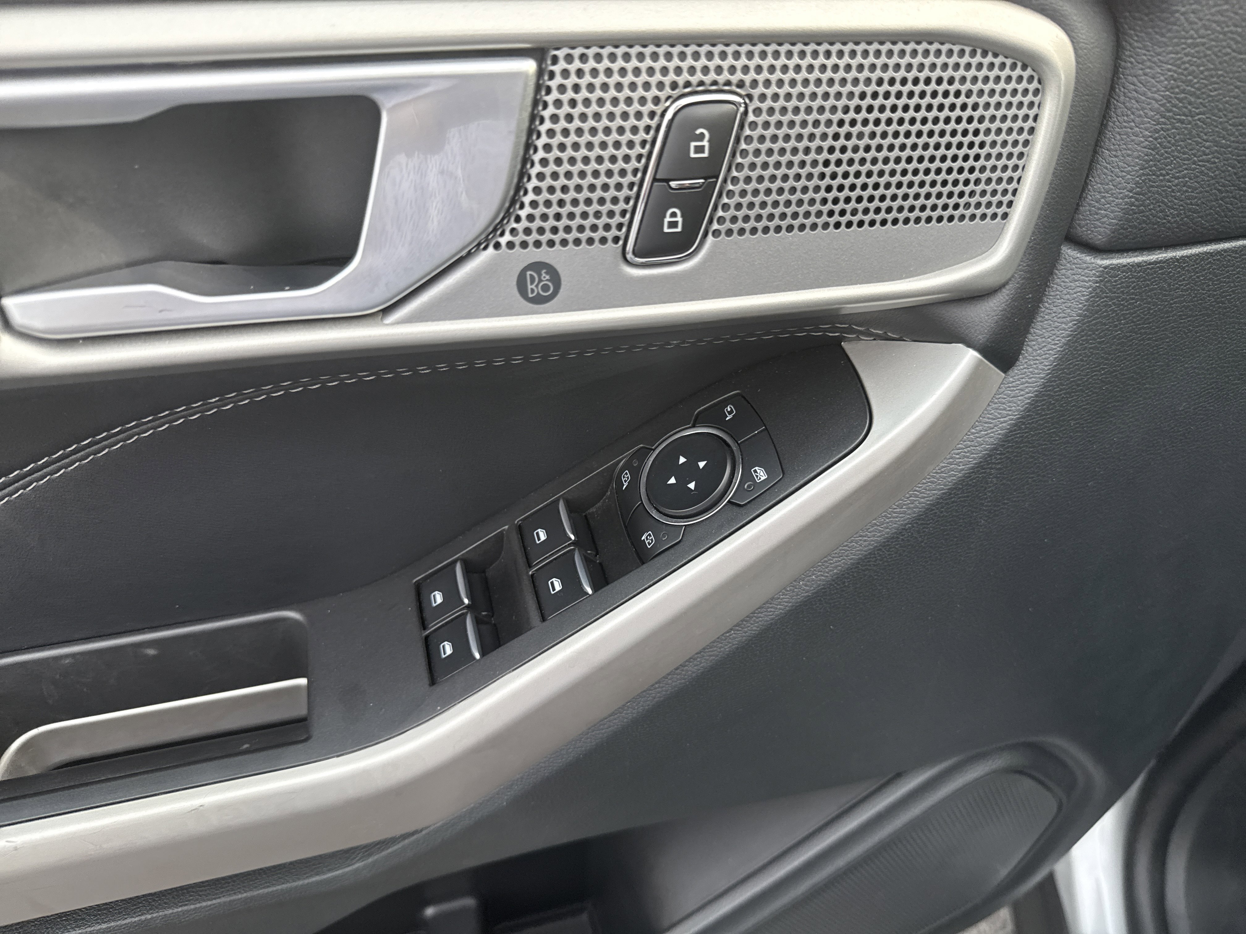 Used 2023 Ford Explorer Limited image 16