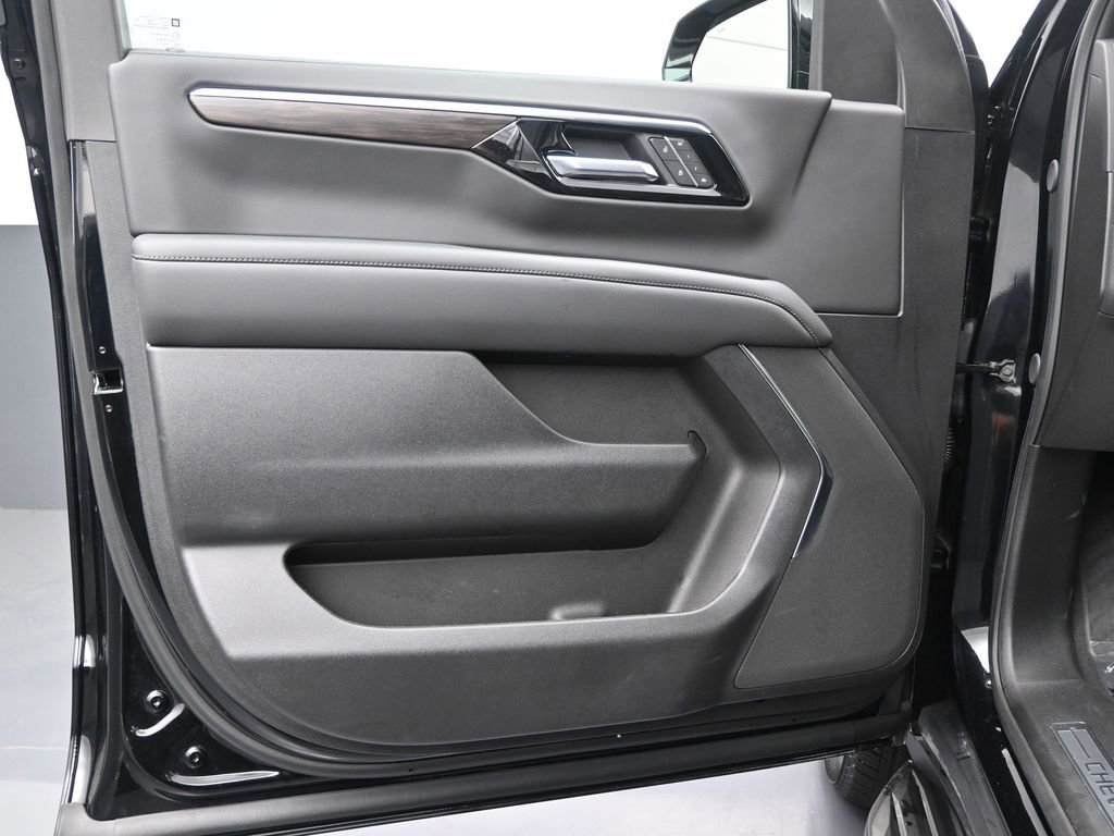 Used 2025 Chevrolet Suburban LT image 11