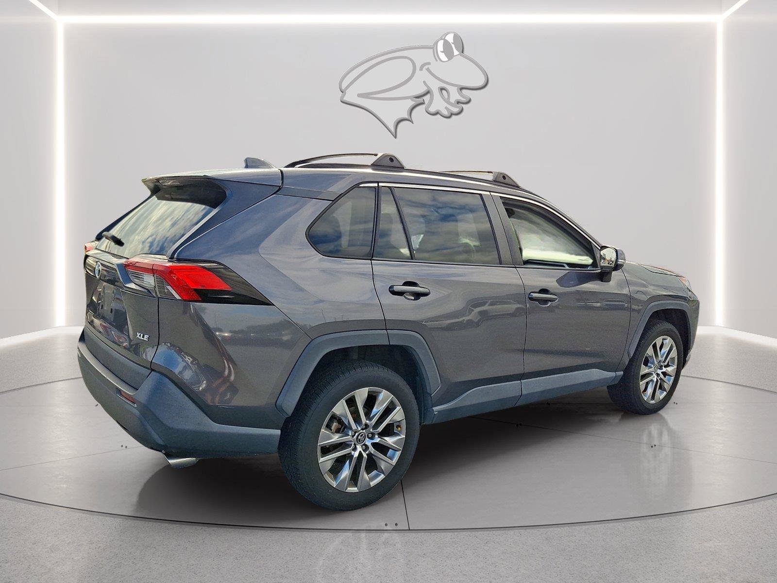 Used 2020 Toyota RAV4 XLE Premium FWD image 5