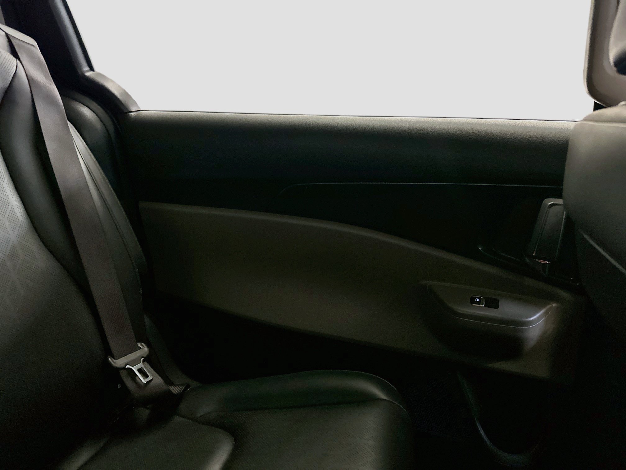 Used 2025 Kia Carnival FWD image 27