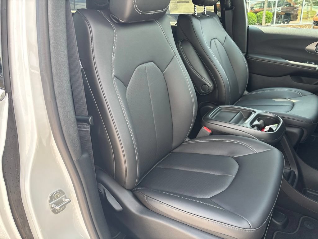New 2027 Chrysler Pacifica Select FWD image 29